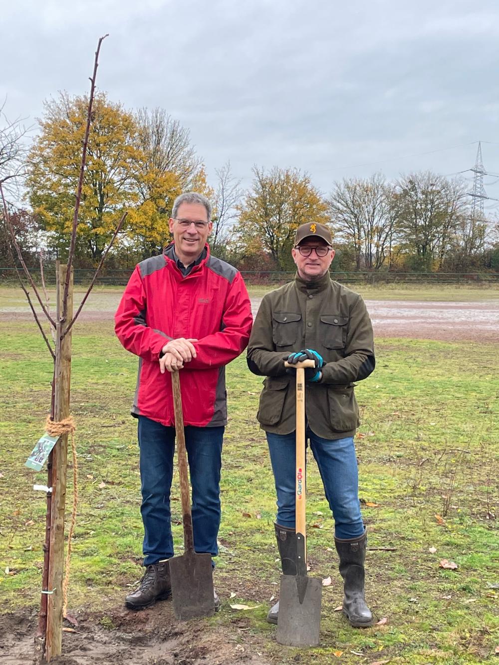 Jörn Braun als Präsident unseres Clubs mit Markus Eisele als Vertreter der Graf-Recke-Stiftung  bei der Baumpflanzaktion